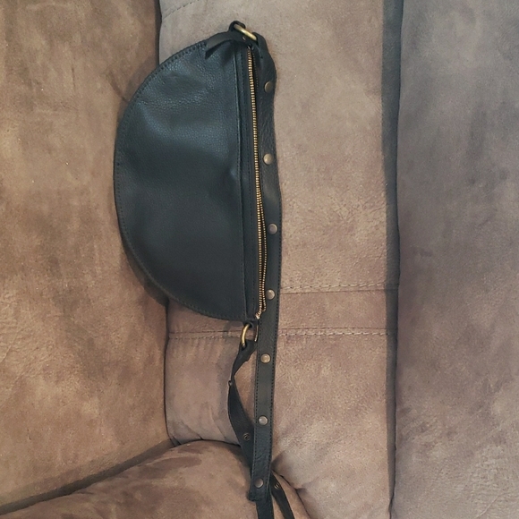 Elegant Black Leather Crossbody Bag - Picture 8 of 8